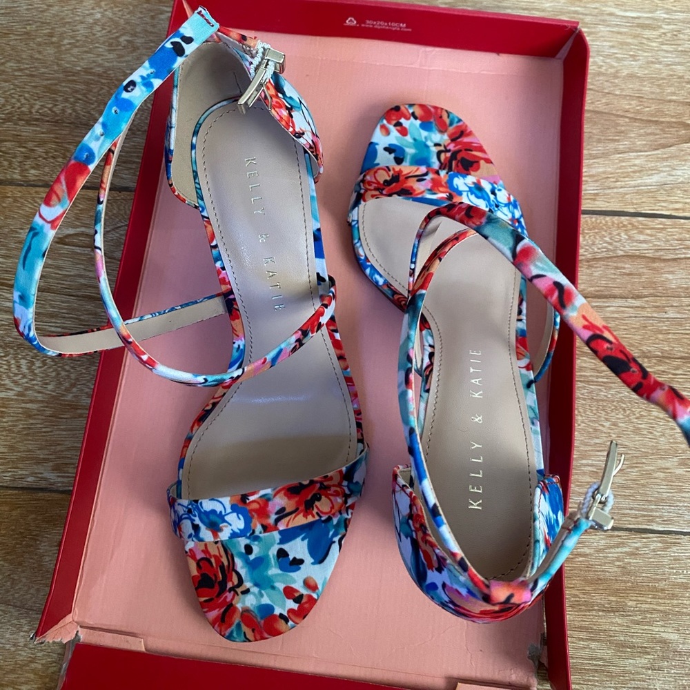 New never used floral sandal for sale